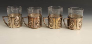 4 Teegläser, WMF um 1920-30 Versilbert, farbloser mit Blüten geschliffener Glaseinsatz.