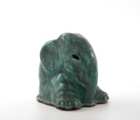 Sitzender Elefant Keramik mit malachitfarbener Glasur.  H.:  15 cm. Fußrand minim. best.