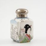 Teedose, Japan Porzellan polychrom bemalt. Wandung mit Porträt einer Geisha. Standunterseite
