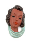 Frauenmaske , Goldscheider Kopf einer jungen Frau mit dunkelbraunen Haaren. Manufakturmarke. H.:  25