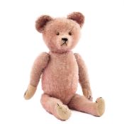 Teddybär Roséfarbener Plüsch auf mit Holzwolle gefülltem Körper. Braune Glasaugen. Nase, Mund und