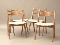 Vier Stühle, Schweden 70er Jahre Eiche. Scherenartige gerundete Beine, wappenförmiger gepolsterter
