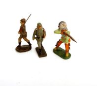 3 Figuren Elastolin und Lineol Zwei Soldatenfiguren, 1 Indianer. H.:  8 cm.