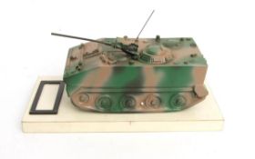 Panzer-Modell, Volksarmee der DDR Kunststoff, Camouflage-Lackierung.  Br..  18 cm.