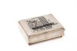 Spielkartenkasten, WMF um 1930 Ikora-Edelmetall auf Zedernholz.  Auf vier Kugelfüßchen
