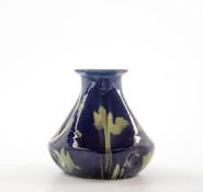 Ziervase, Art Déco um 1920 Keramik blau glasiert mit unregelmäßigen grünen Flecken. Sich stark