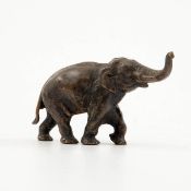 Miniatur Elefantenfigur Bronze, dunkelbraun patiniert.  Figur eines schreitenden Elefanten. H.:  5