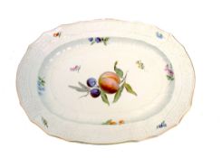 Ovale Platte mit Früchten, Meissen um 1860-80 Polychrom bemalt. Ovaler Spiegel, Fahne mit