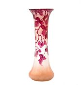 Vase mit Früchten, Legras, St.Denis um 1920 Farbloses Glas,  mit helllachsfarbener feiner