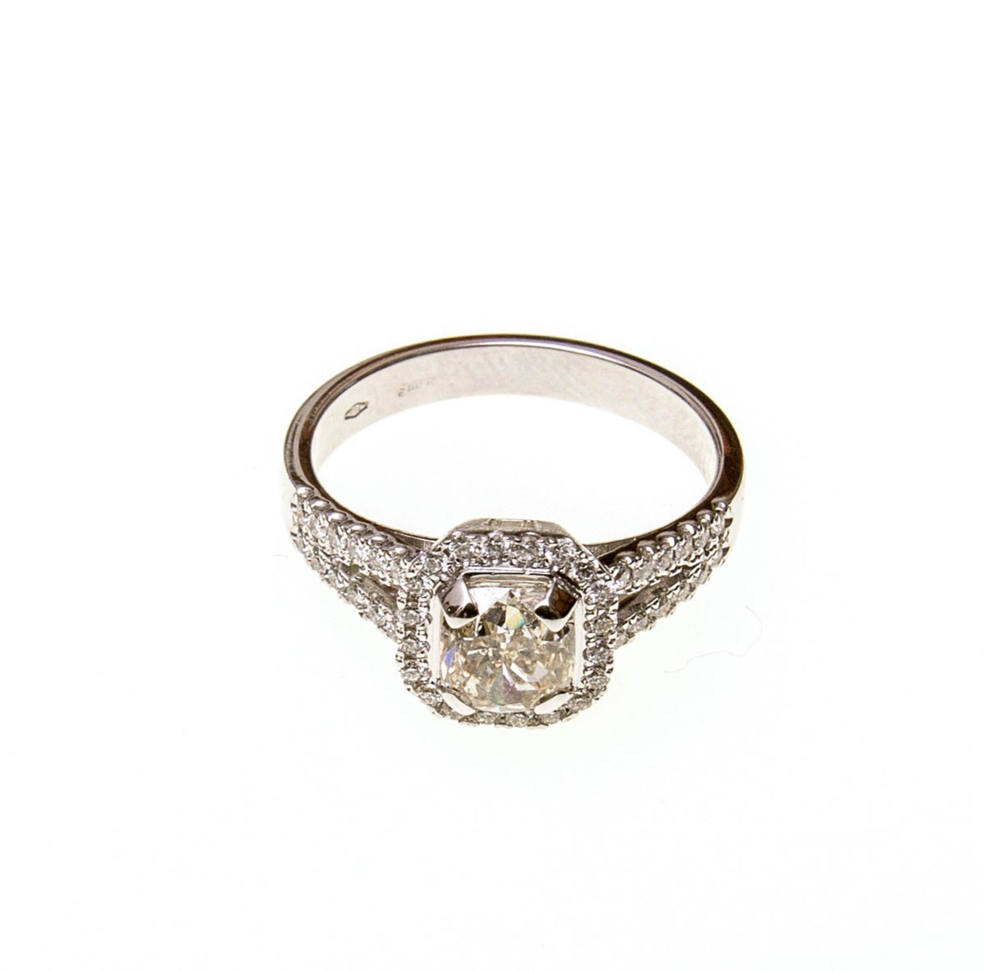 Ring mit Diamant  im  Cushion-Cut 750er WG. Glatte Ringschiene, sich gabelnde Schulter und Fassung