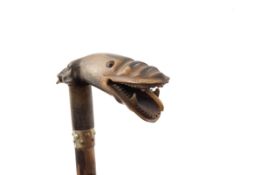 Handstock mit  Tierkopf, um 1900 Knorriger Stock, Griff aus Horn geschnitzt mit zwei Tierköpfen