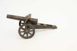 Spielzeug Kanone Blech mit Resten einer Bemalung. Br.:  25 cm.