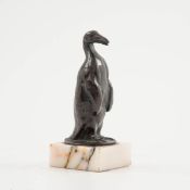 Pinguin Bronze dunkel patiniert. Auf  rechteckigem Marmorsockel die Figur des Pinguins. H:  13 cm.