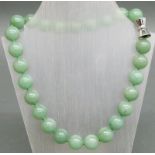 Halskette
Jade, geschliffen, Magnetverschluss, l ca. 46 cm, 
   Mindestpreis: 90 EUR