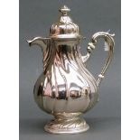 Kaffeekanne
um 1920, Silber, punziert, gedrehte Form, h 28 cm, ca. 730 g., 
   Mindestpreis: 250