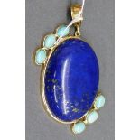 Clipanhänger
14 kt. Gelbgold, 1 ovaler Lapislazuli Cabochon, 6 Trkise, ca. 22 g., h 
 5,5 cm,