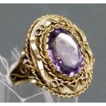 Damenring
14 kt. Gelbgold, mittig 1 ovaler Amethyst, durchbrochen gearbeitete 
 Relieffassung,