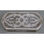 Tabakdose
19.Jh., Silber, Tula Technik, Ornament und Blumendekor, ca. 180 g., 
   Mindestpreis: