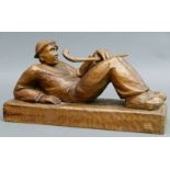 Holzskulptur
natur, liegender Mann mit Hut und Stock, 20. Jh., monogrammiert, b 38 
 cm,