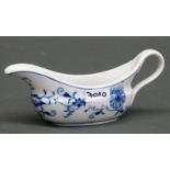 Sauciere
Porzellan, Manufaktur Meissen, Zwiebelmuster, blaue Schwertermarke, 2. 
 Wahl, h 6 cm,