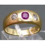 Bandring
18 kt. Gelbgold, 1 Rubin, 2 Diamanten, Altschliff, zusammen ca. 0,40 
 ct., pique, ca. 12