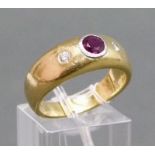 Bandring
18 kt. Gelbgold, mittig 1 Rubin d 5 mm, 2 Diamanten, zusammen ca. 0,10 
 ct., ca. 13 gr.,