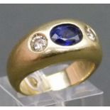 Bandring
14 kt. Gelbgold, mittig ovaler Saphir, 2 Brillanten zusammen ca. 0,20 
 ct., crystal,