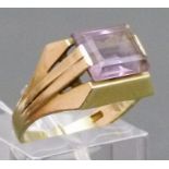 Damenring
14 kt. Gelbgold, 1 rechteckig geschliffener Amethyst, 70er Jahre, ca. 6 
 gr., RM 56,