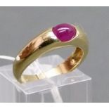 Damenring
14 kt. Gelbgold, 1 Rubincabochon, (6x4 mm), ca. 5 gr., RM 55, 
 Mindestpreis: 120 EUR