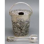 Eisbehälter
mit Henkel und Zange, Silber, reicher floraler Reliefdekor, h 22 cm, 
 772 gr. schwer,
