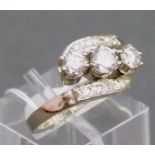 Damenring14 kt. Weißgold, 3 Brillanten: 1 x ca. 0,38 ct., 2 x zus. ca. 0,38 ct.,  getöntes weiss, si