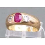 Damenring14 kt. Gelbgold, 1 geschliffener Rubin, 6x4,5 mm, 2 Diamanten,  Altschliff, zus. ca. 0,3