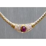 Collier18 kt., Gelbgold, mit Rubincabochon, 1,36 ct., zahlreiche Diamanten,  insgesamt 0,58 ct.,