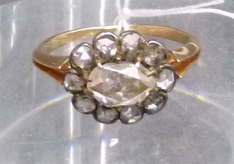 Damenring, 19. Jh.18 kt. Gelbgold und Silber, 1 Diamant Rosenschliff ca. 0,25 ct., 10  Diamanten