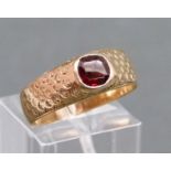 Damenring14 kt. Gelbgold, 1 Granat, 6x6 mm, RM 61, ca. 4 g schwer,  Mindestpreis: 100 EUR