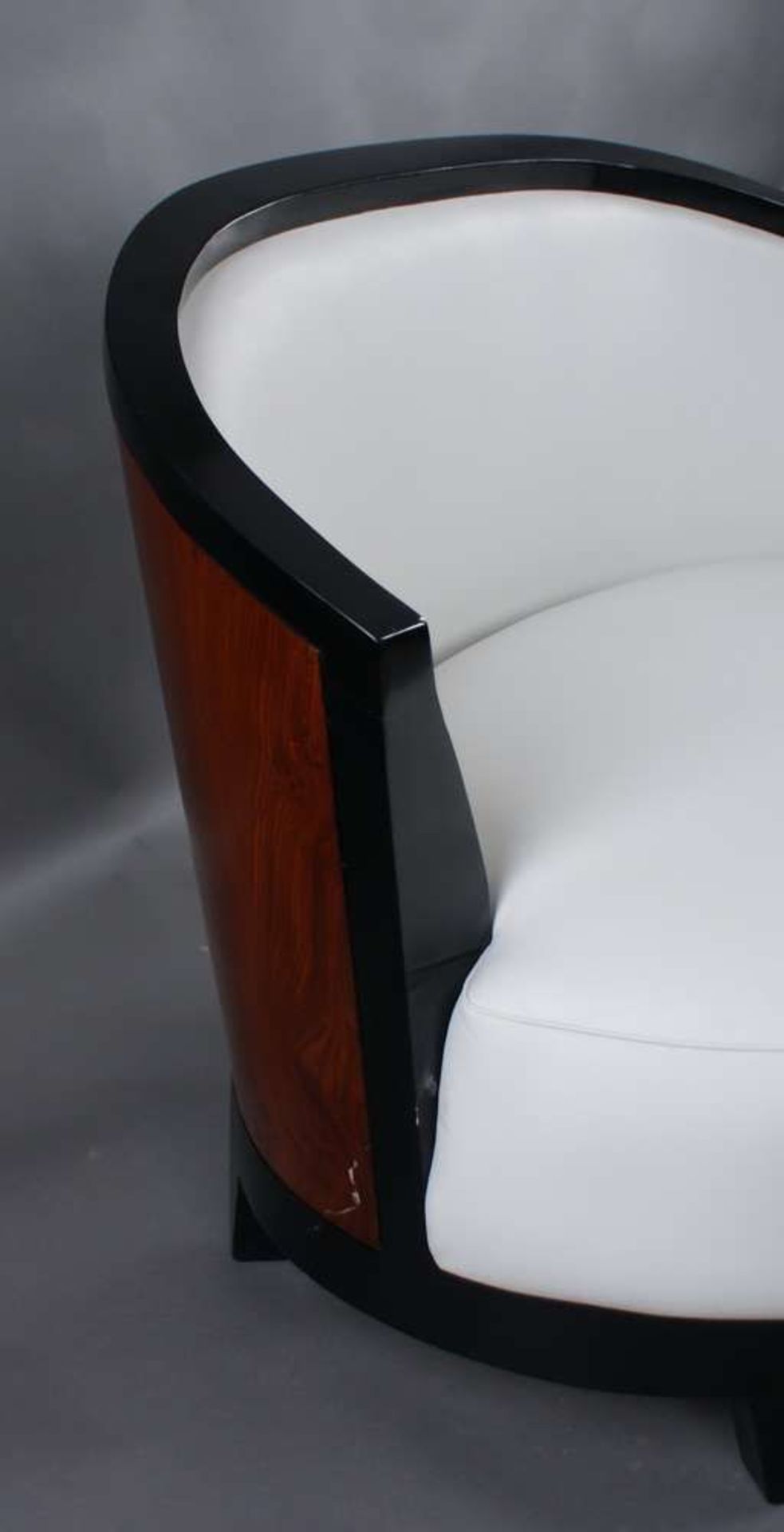 SOFA ART DECO Holzkorpus mit weissem Textilleder bezogen, frei in den Raum stellbar, H 88 x B 140 - Bild 4 aus 5
