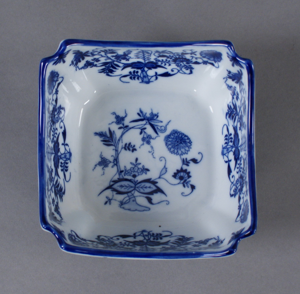 Reserve: 80 EUR        ECKIGE SCHALE Porzellan, mit blau-weißem Zwiebelmuster, unterseitig bez., - Image 4 of 5