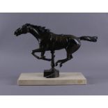 Reserve: 250 EUR        BRONZE PFERD um 1900, Skulptur eines Rennpferdes auf Sockel, dieser auf