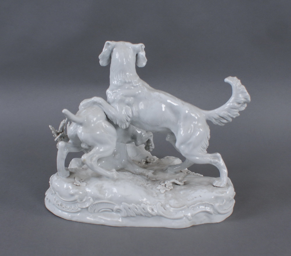 Reserve: 400 EUR        MEISSEN HUNDE weißes Porzellan, zwei Hunde beim Spielen, gemarktet, H 22 x B - Image 7 of 12