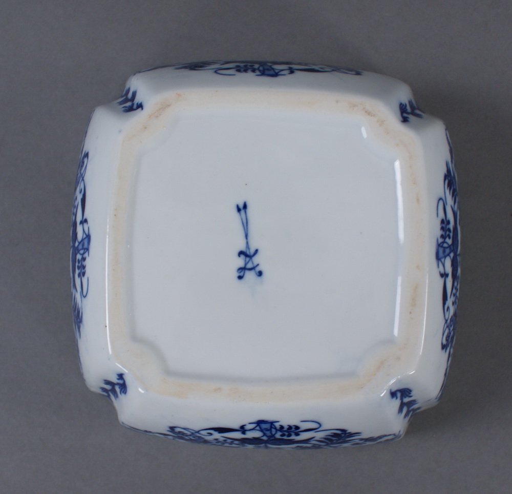 Reserve: 80 EUR        ECKIGE SCHALE Porzellan, mit blau-weißem Zwiebelmuster, unterseitig bez., - Image 5 of 5