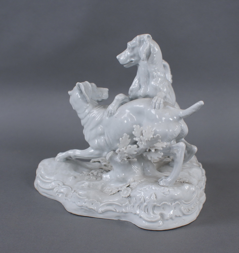 Reserve: 400 EUR        MEISSEN HUNDE weißes Porzellan, zwei Hunde beim Spielen, gemarktet, H 22 x B - Image 8 of 12