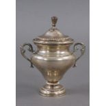 Reserve: 100 EUR        DECKELPOKAL Silber gepunzt, Henkelpokal mit Deckel, H 11 cm