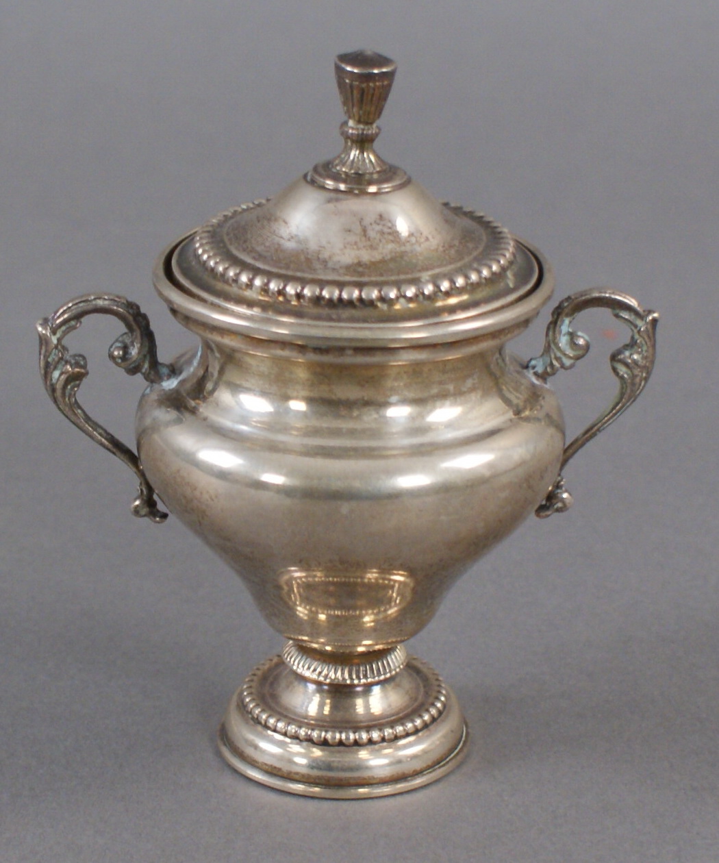 Reserve: 100 EUR        DECKELPOKAL Silber gepunzt, Henkelpokal mit Deckel, H 11 cm - Image 2 of 5