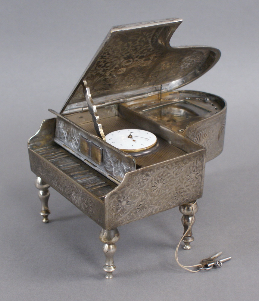 Reserve: 2200 EUR        TISCHKLAVIER MIT SPIELWERK um 1850, Silbernes Klavier mit Musikspielwerk - Image 2 of 11