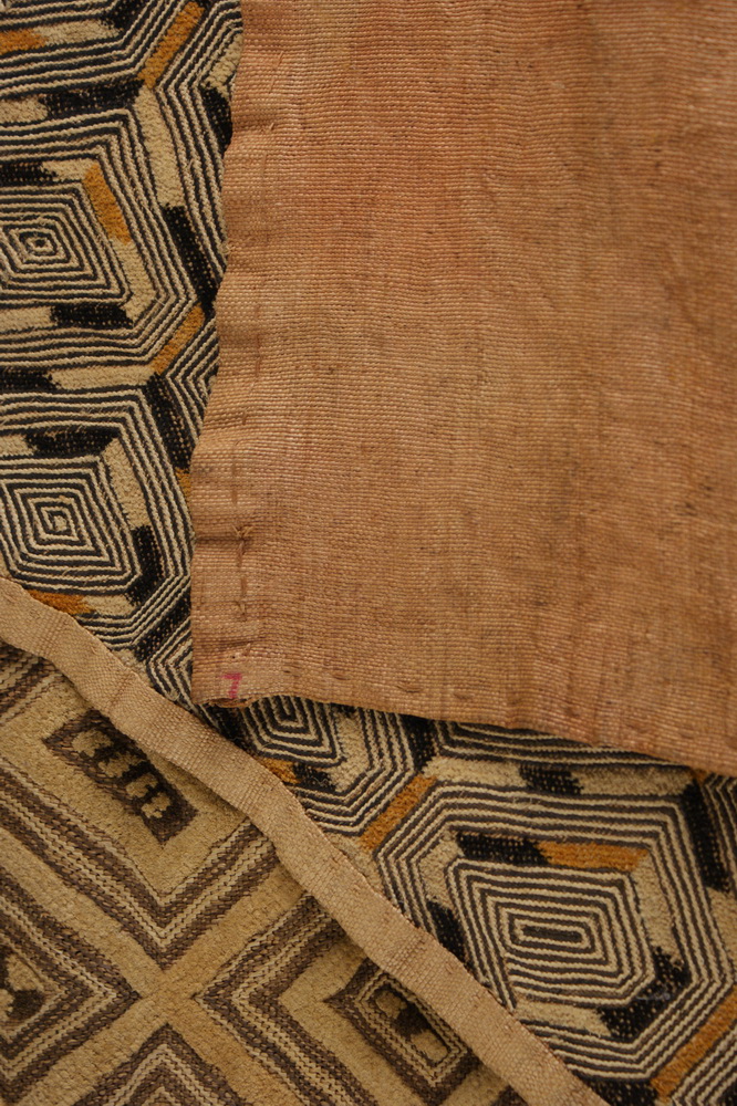 DREI AFRIKANISCHE TEXTILE mit geometrischen Mustern, H 60 x B 50 cm, H 57 x B 54 cm, H 54x B 52 - Image 4 of 5