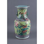 CHINA VASE19. JH, bunte Vase, umseitig mit verschiedenen Vögeln auf Korpus, min. besch., H 36 cm