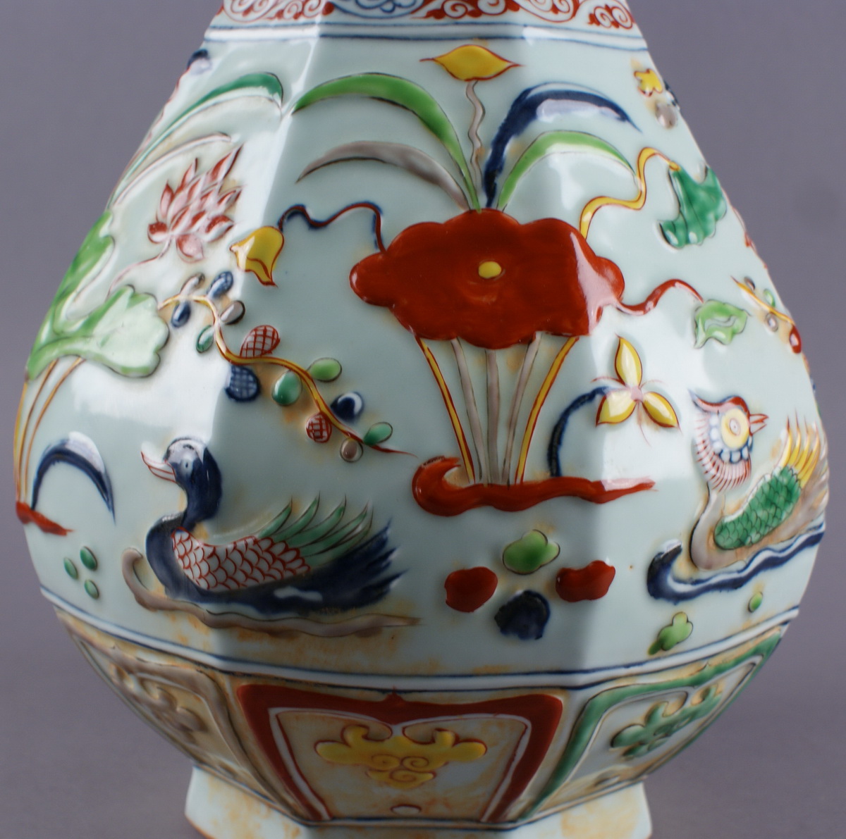 PAAR CHINESISCHE VASEN mit farbenprächtigem Entenmotiv und floraler Ornamentik auf Korpus, - Image 13 of 13