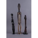DREI FIGUREN Holz geschnitzte afrikanische Figuren, auf Sockel stehend, aus einerPrivatsammlung