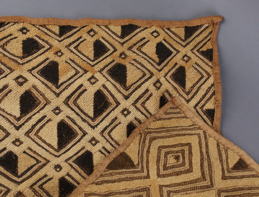 DREI AFRIKANISCHE TEXTILE mit geometrischen Mustern, H 60 x B 50 cm, H 57 x B 54 cm, H 54x B 52 - Image 3 of 5