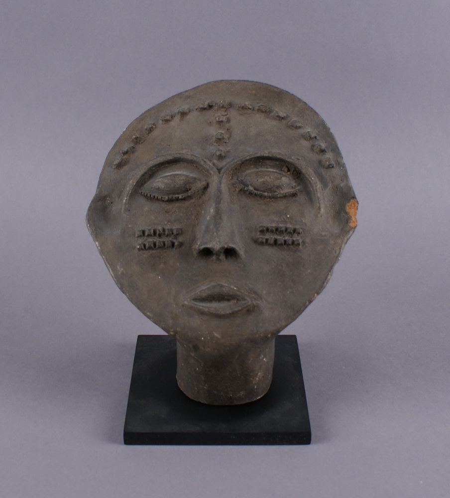 EISEN SKULPTUR afrikanische Skulptur eines Kopfes, auf Sockel stehend, besch., aus